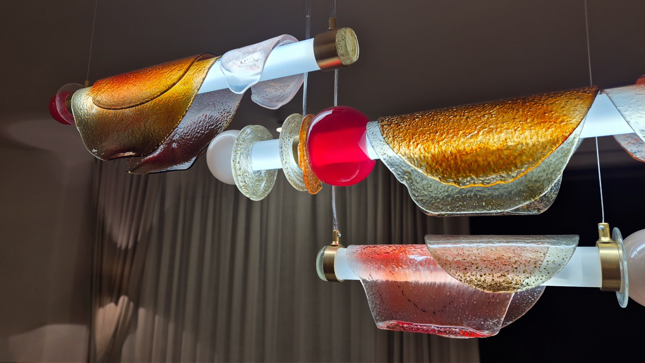 „Spływające zegary” w domu Soni Bohosiewicz. Szklana lampa Edyty Barańskiej w projekcie Oli Ziarek