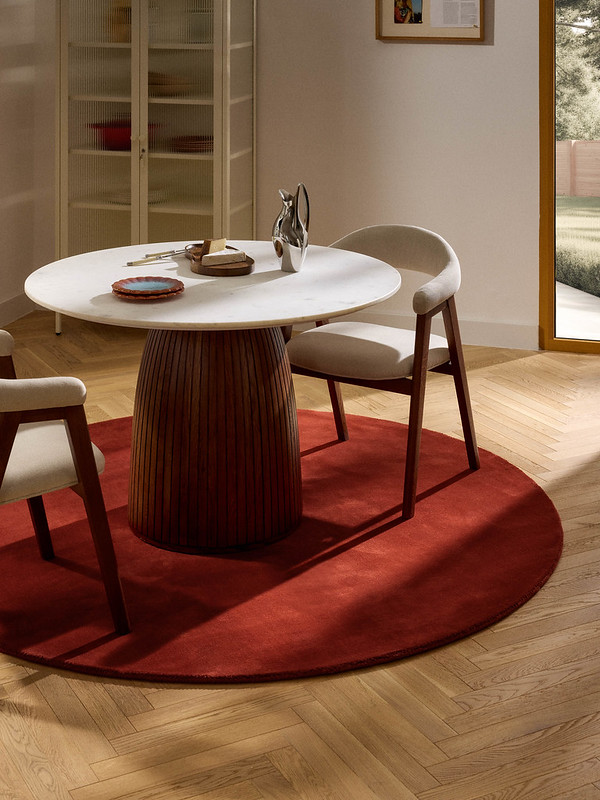 Otulający dom w barwach ziemi