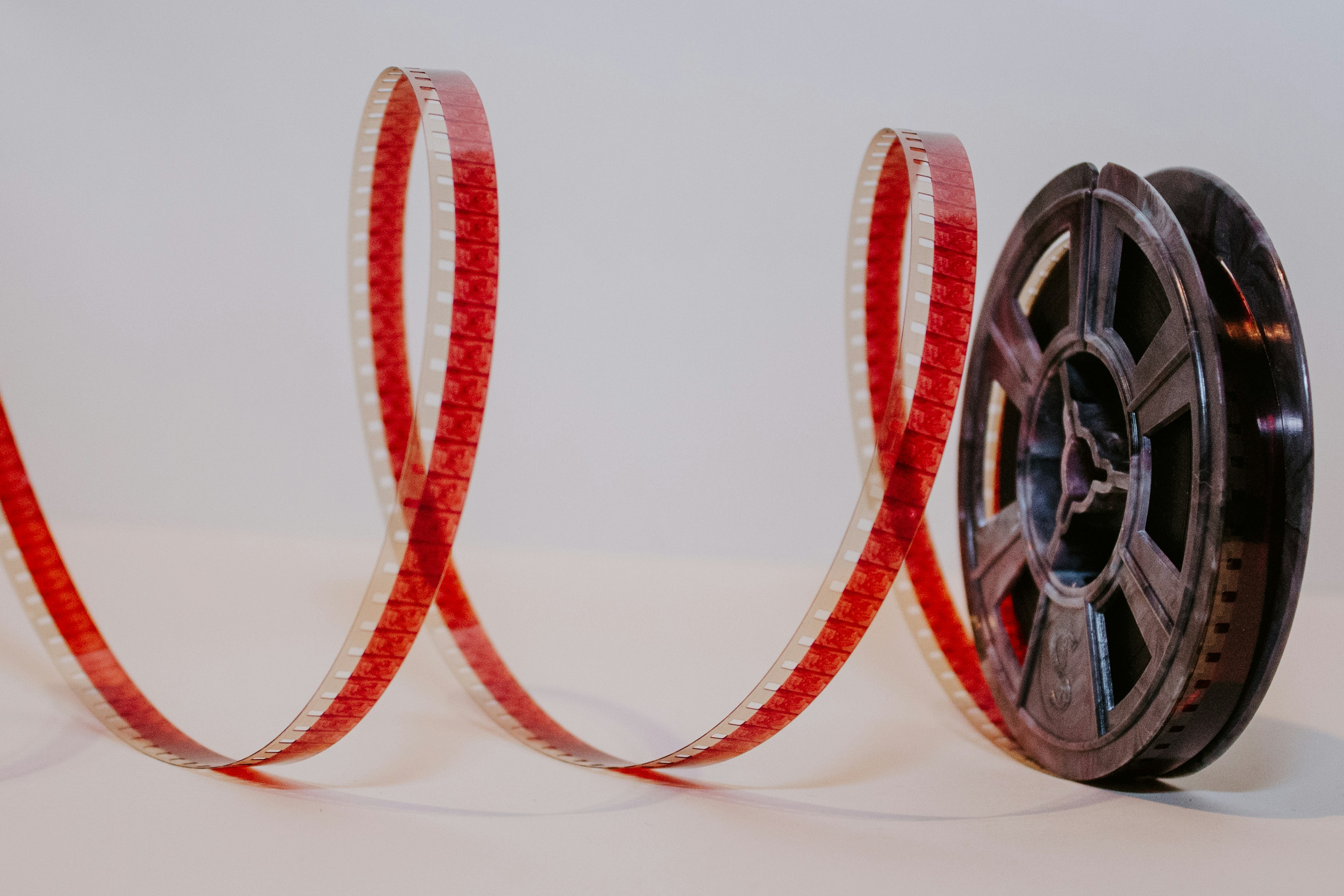 Moda i kino – kostiumy filmowe jako inspiracje dla letnich outfitów i trendów