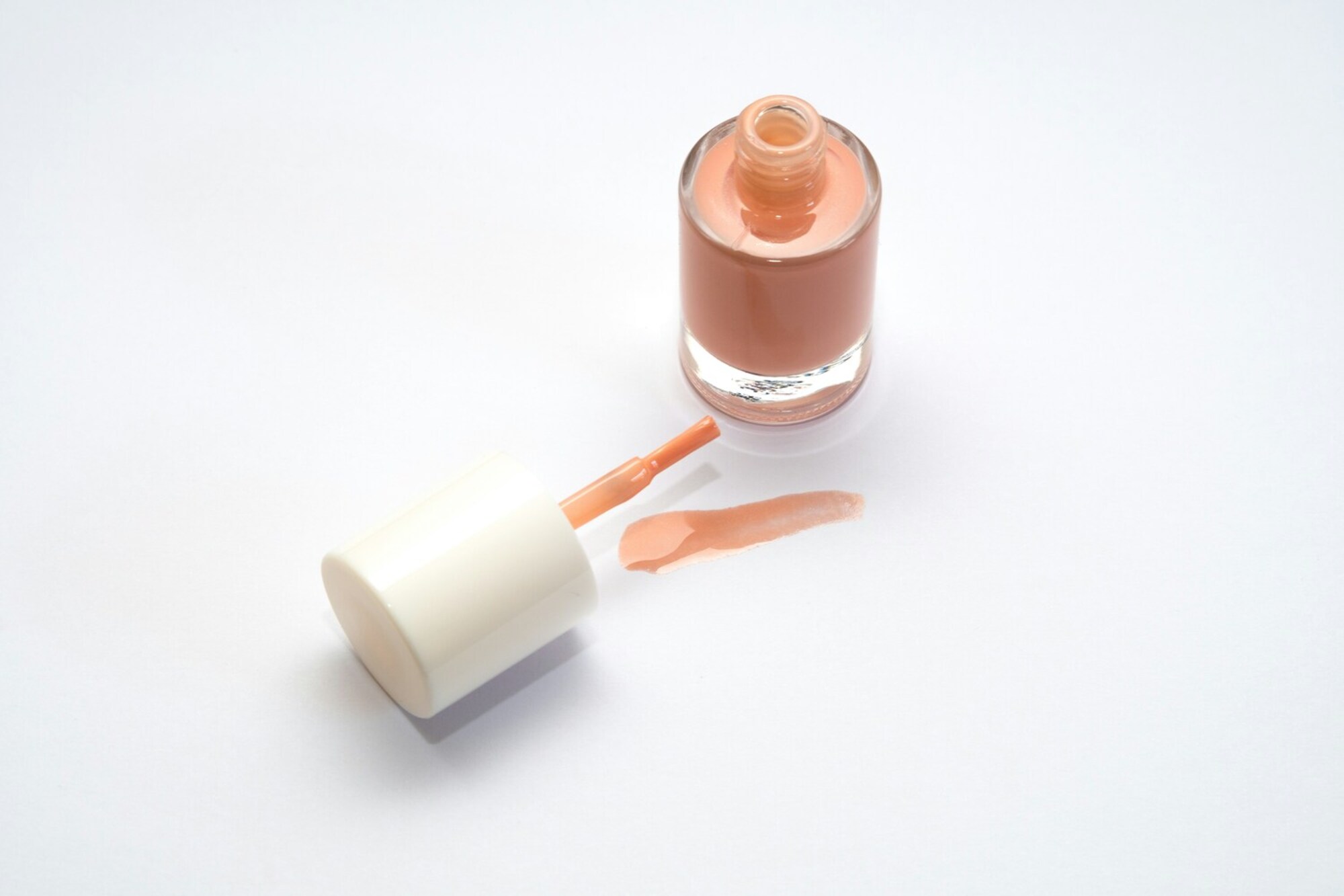 Paznokcie i dłonie latem: jak utrzymać ich zdrowie, odporność i piękny wygląd