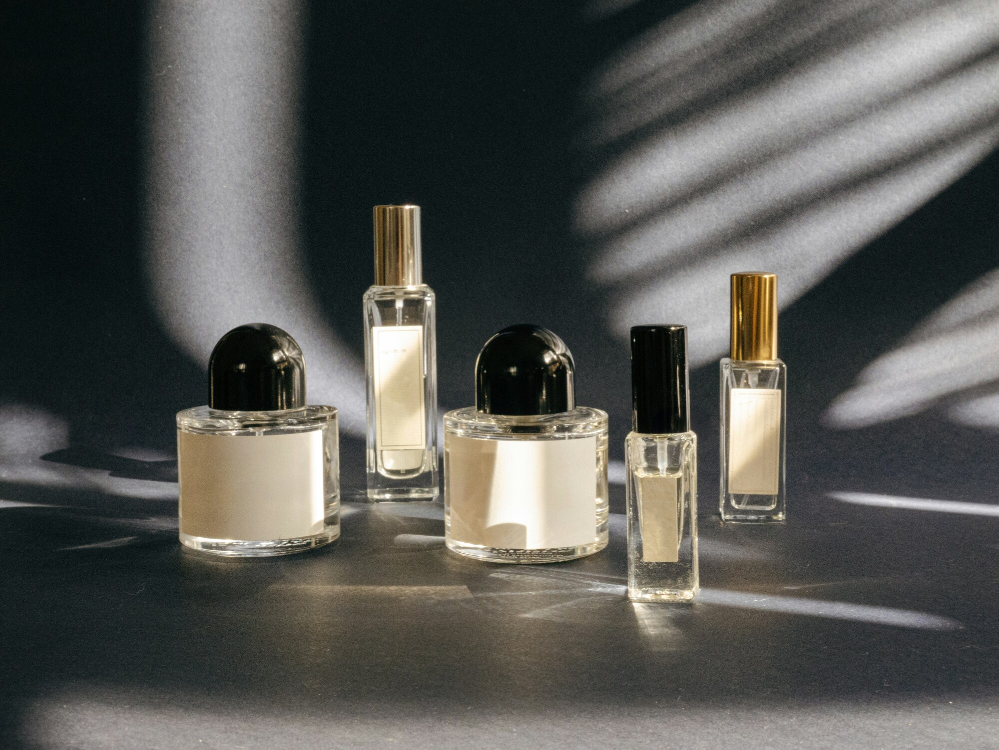 Zapach, hormony i uroda: jak perfumy, feromony i naturalny zapach ciała wpływają na postrzeganie