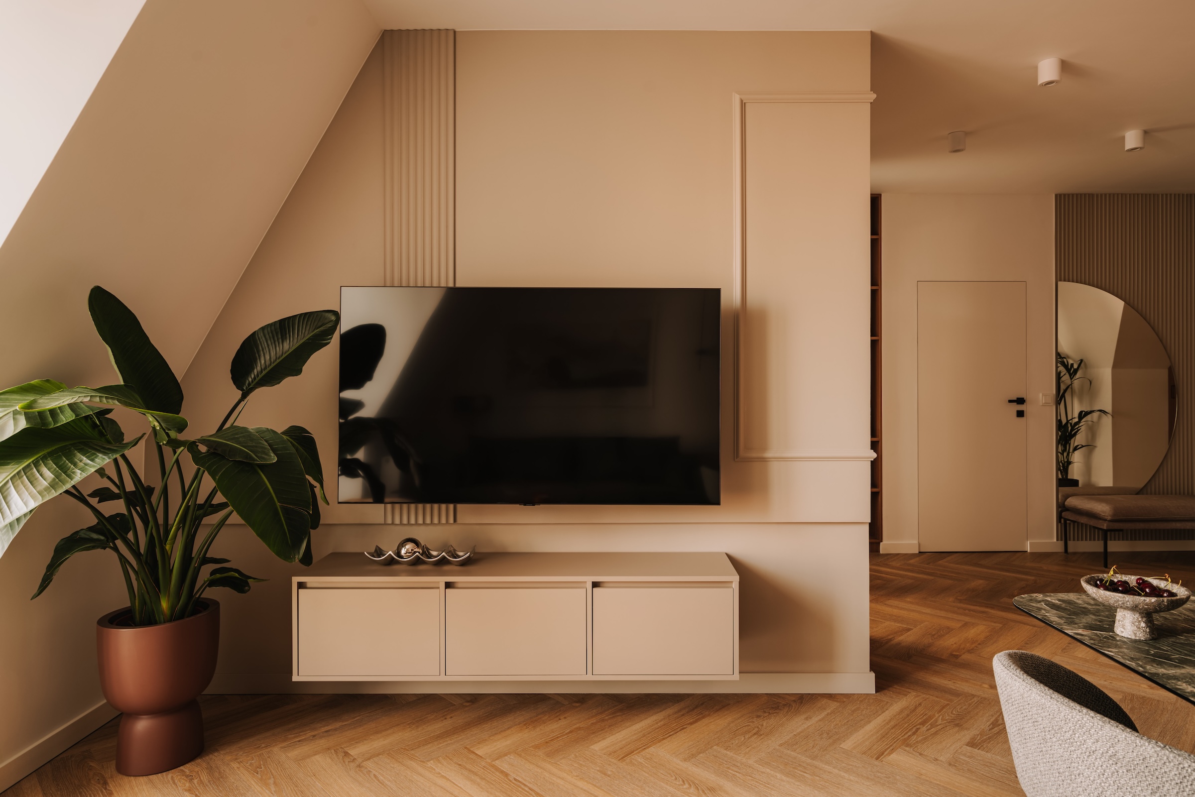 Mid-century modern w nowoczesnym wydaniu. Apartament projektu MOIE studio na Kępie Mieszczańskiej.