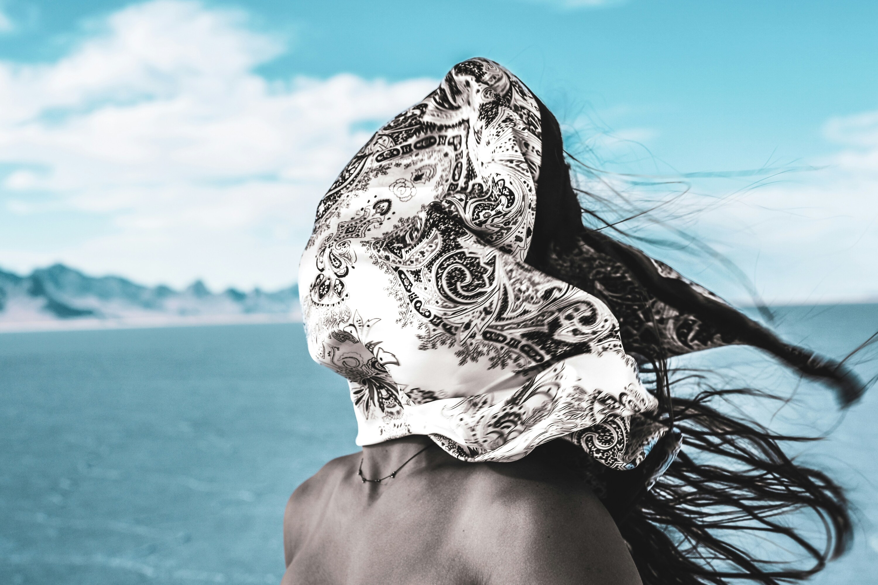 Bandany w nowym wydaniu: jak dodać charakteru letnim stylizacjom