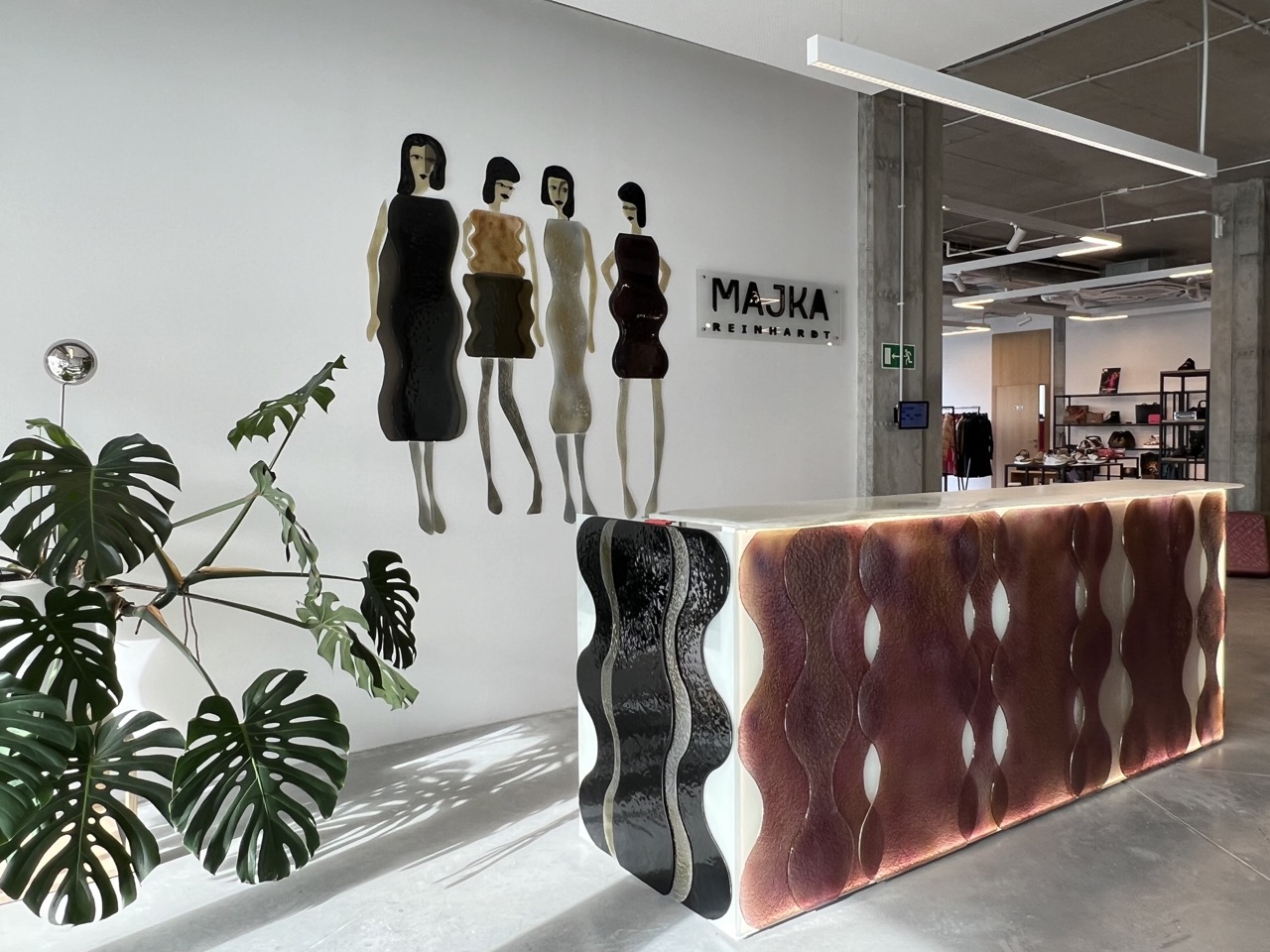 Szkło w butikach – lekkość, luksus i światło. Szklane meble Edyty Barańskiej