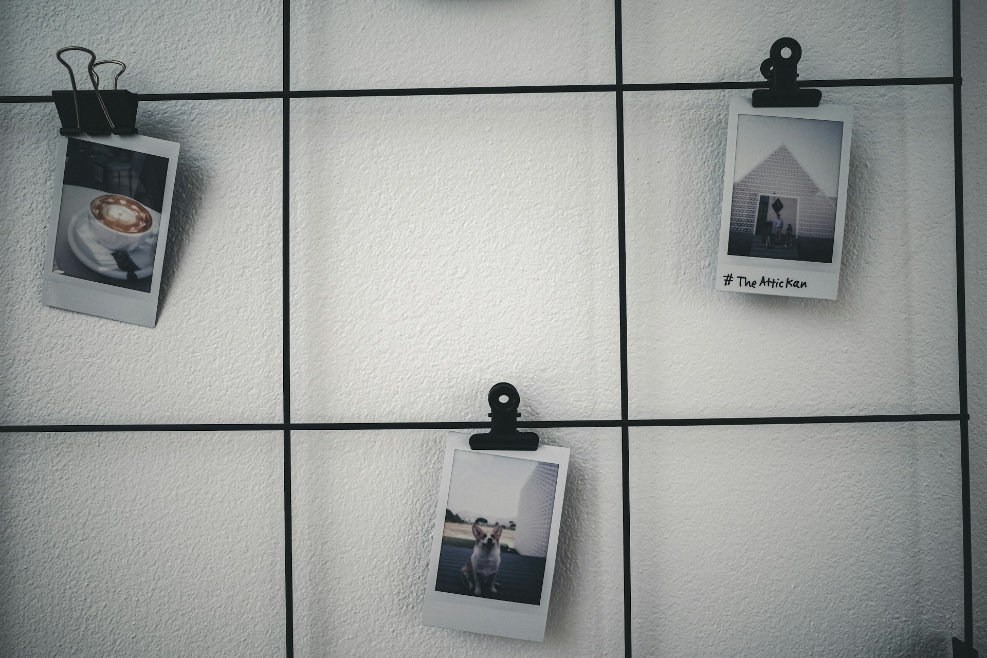 Domowa minigaleria – jak eksponować zdjęcia i grafiki w przestrzeni mieszkalnej