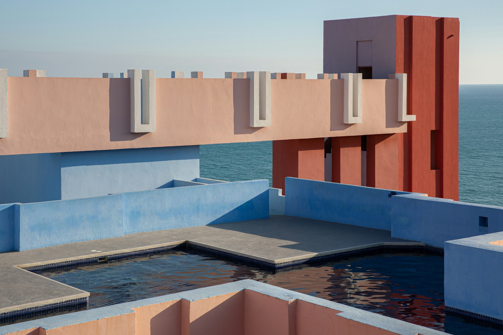 Kolory w architekturze – jak barwy zmieniają odbiór przestrzeni