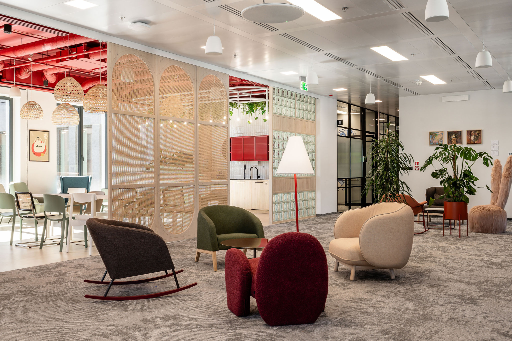 Biuro, które wspiera dobrostan. Jak przestrzeń pracy wpływa na wellbeing pracowników? Psycholog i architekt odpowiadają