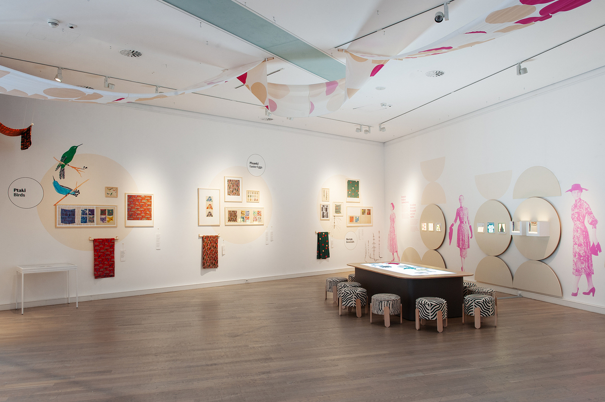 Barwna opowieść o tkaninie. Wystawa poświęcona Alicji Wyszogrodzkiej projektu Doroty Terleckiej z Biuro Kreacja i Anity Wasik z nagrodą Dobry Wzór 2025