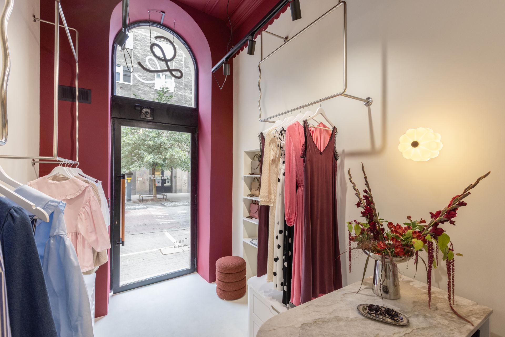 Minimalizm z&nbsp;nutą romantyzmu. Projekt wnętrz butiku Les Cherries autorstwa WZ Studio