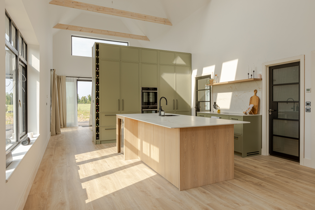 Jak pielęgnować podłogę olejowaną? Ekspertki wyjaśniają, jak chronić drewno na lata