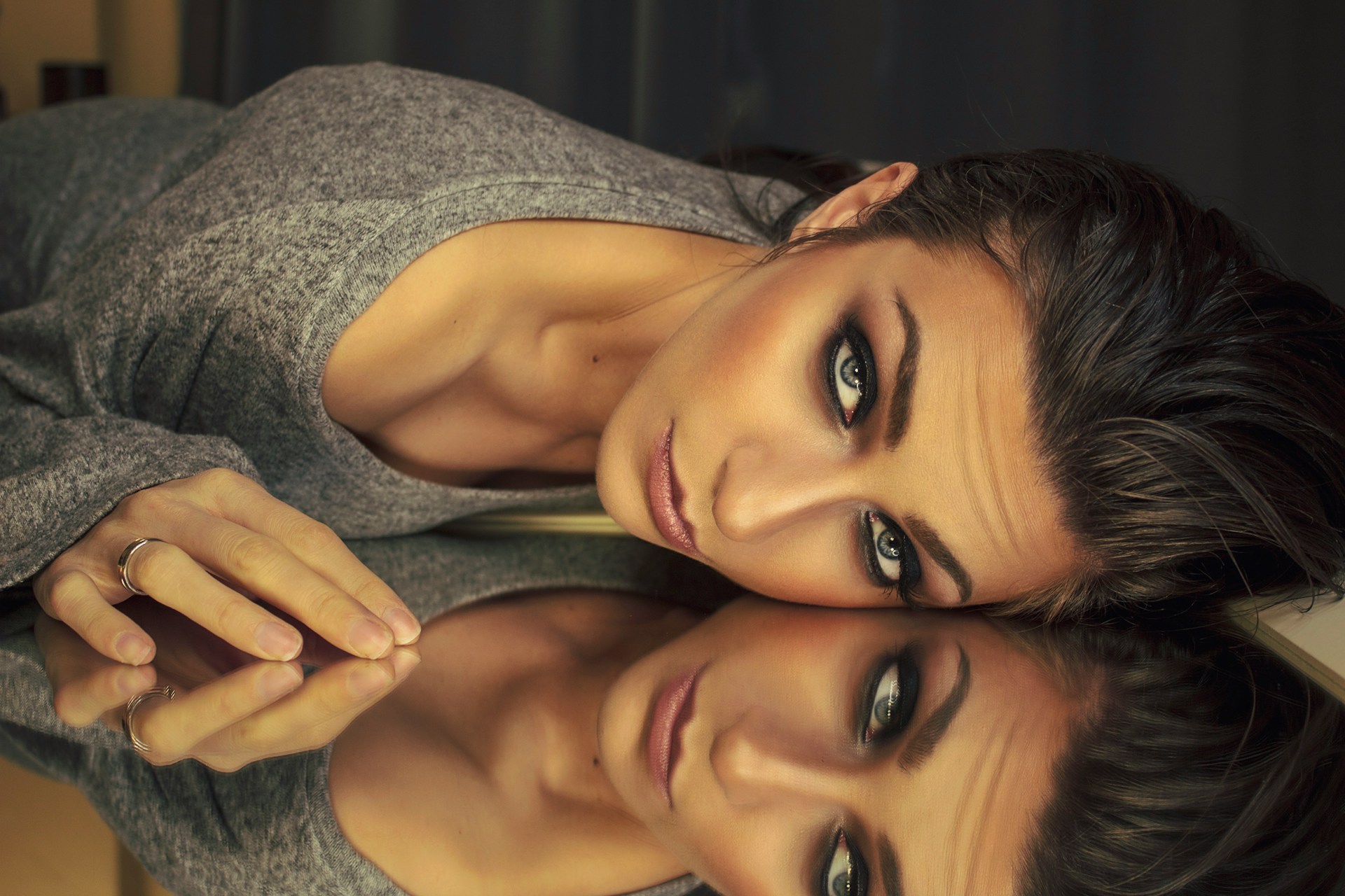 Makijaż oczu w&nbsp;stylu smokey i&nbsp;jego nowoczesne wariacje