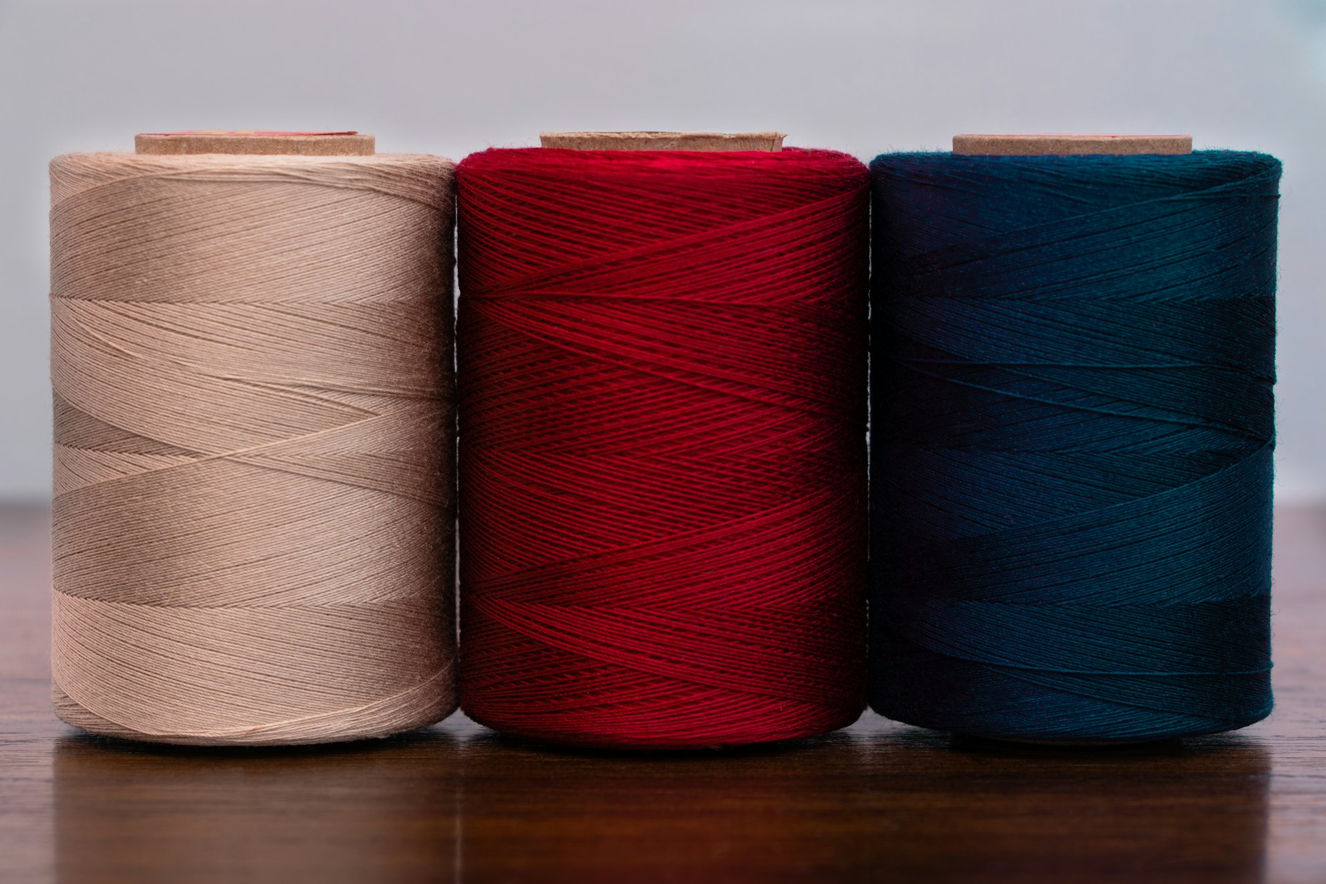 Sztuka włókna – tkaniny, haft i współczesne eksperymenty z fakturą