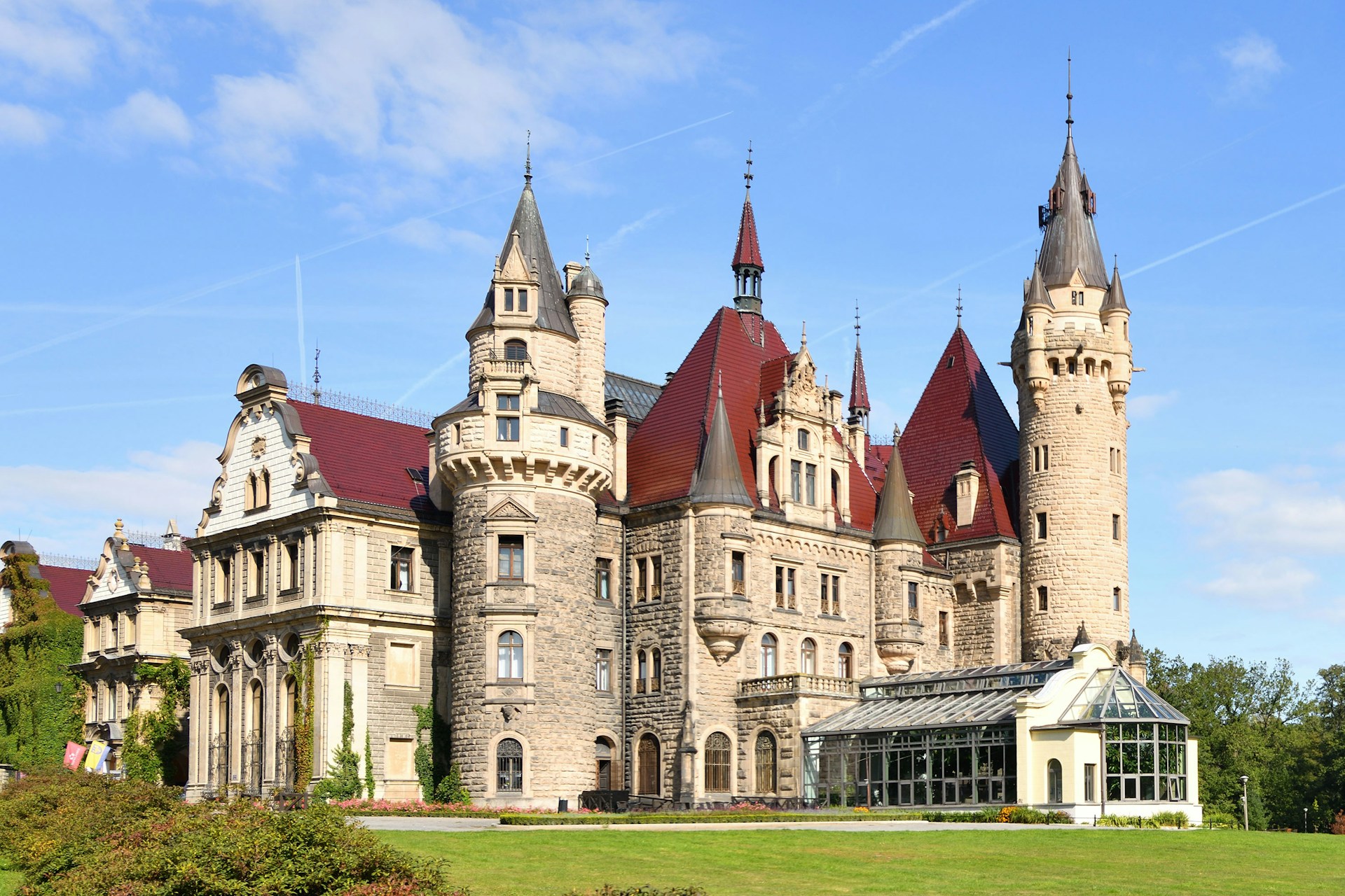 Zamek w Mosznej – bajkowa architektura i historia pełna tajemnic