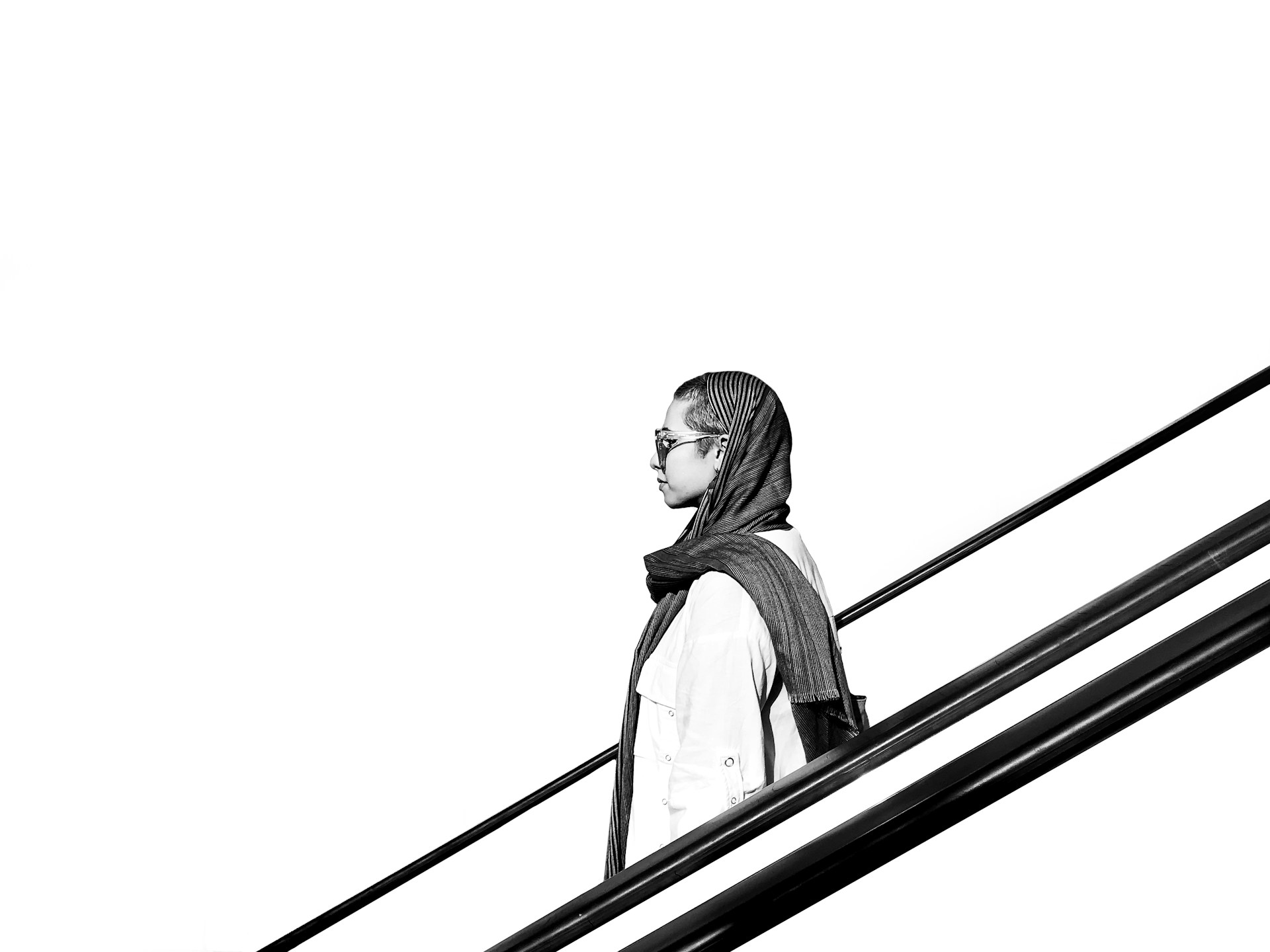 Akcesoria, które odmienią zimowy look – od dużych kolczyków po miękkie szale