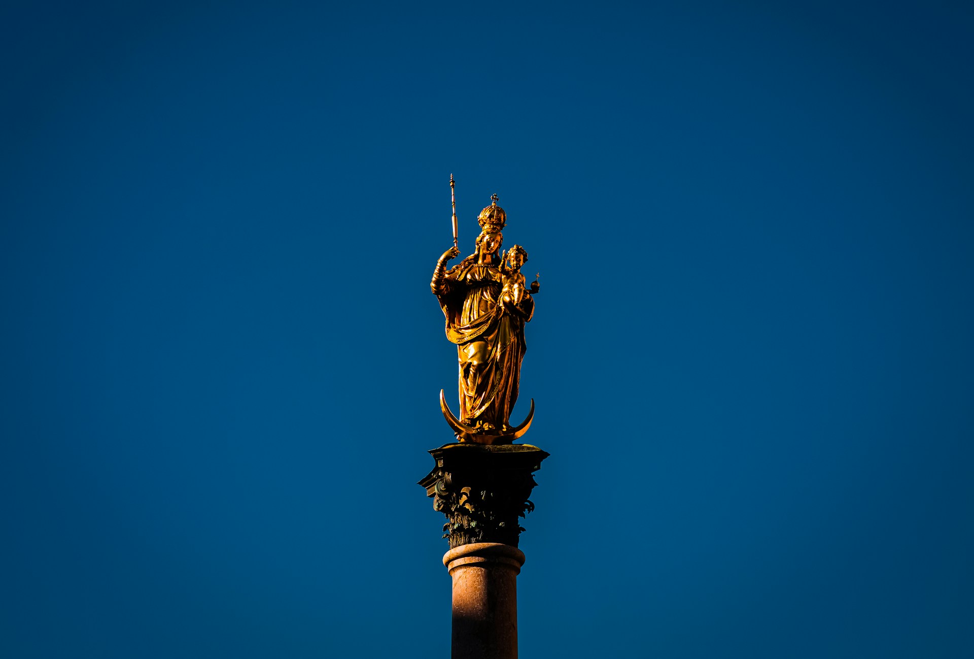 Złocenia i pozłoty – królewska tradycja dekoracji w sztuce