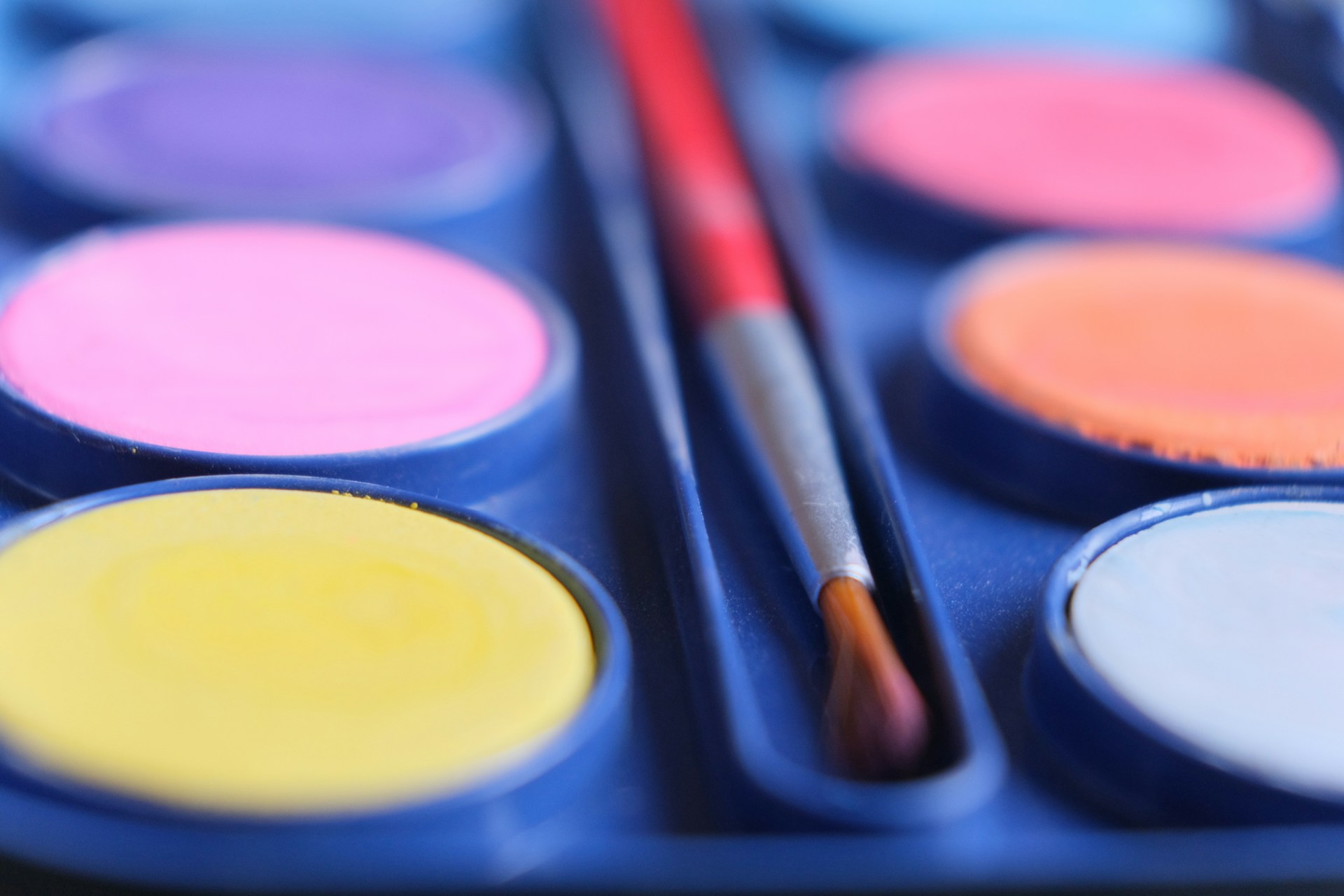 Akwarele dla początkujących – dlaczego malowanie wodne to idealna odskocznia od stresu i jak zacząć świadomie?