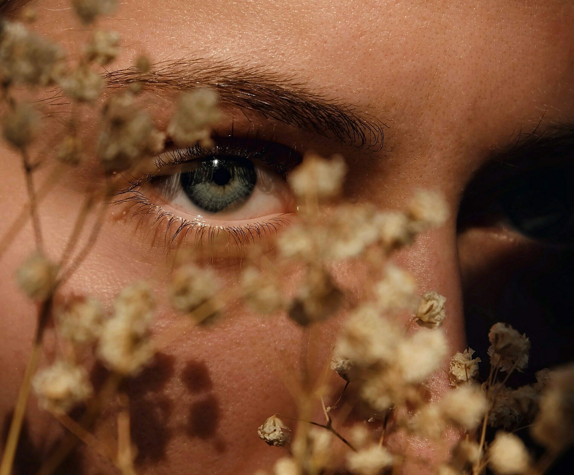 Zmysłowe brwi i rzęsy: minimalistyczne techniki podkreślające naturalne piękno