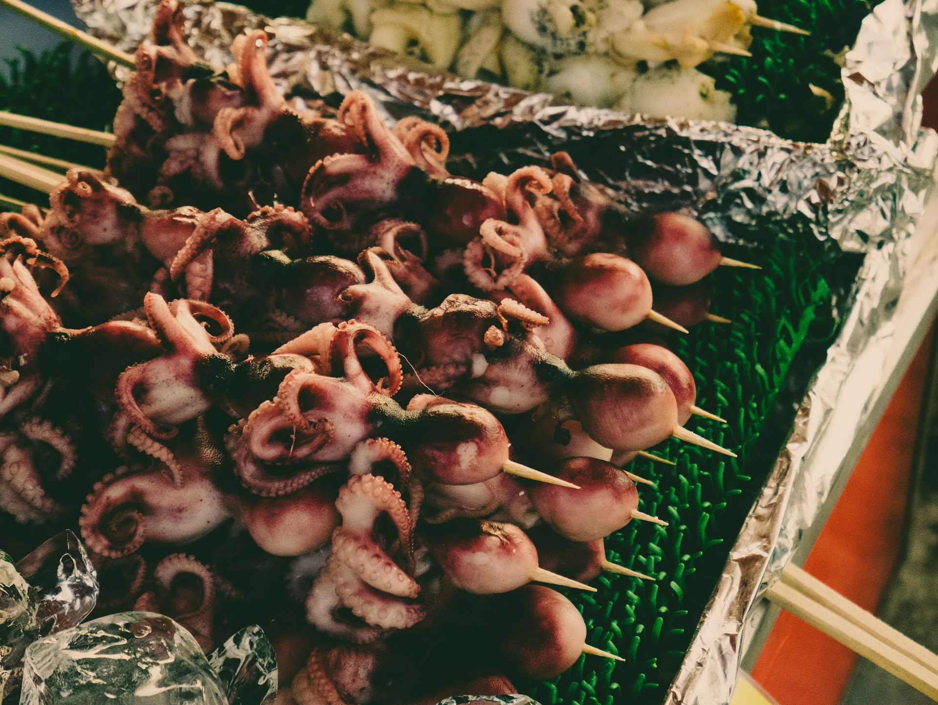 Najdziwniejsze potrawy na świecie – kulinarne ciekawostki, które zaskakują