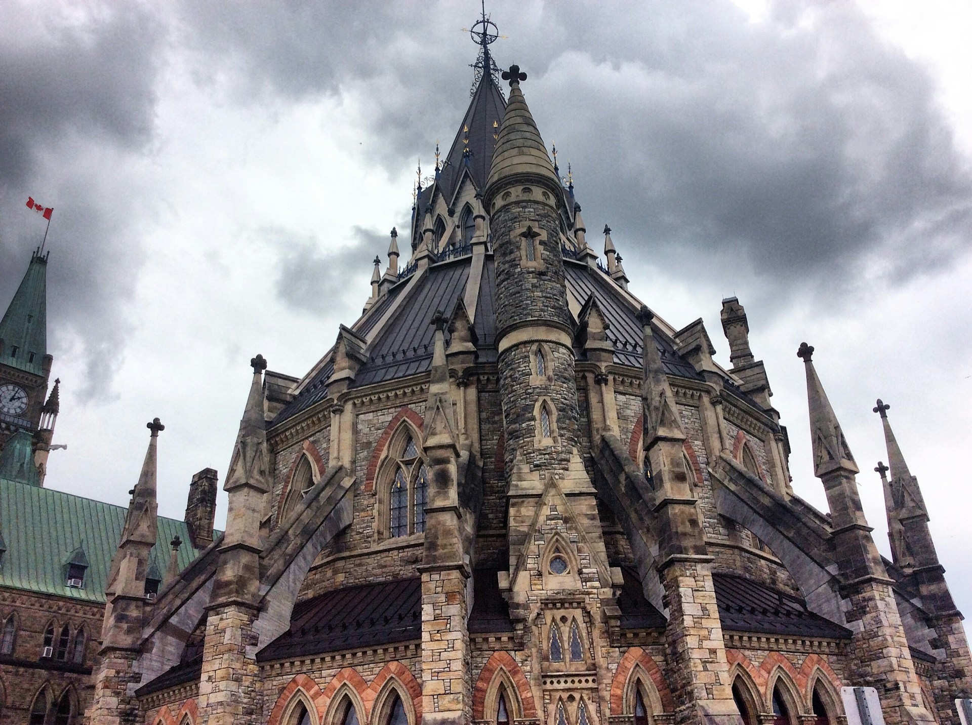 Gotyk w sztuce – od architektury katedr po iluminowane manuskrypty