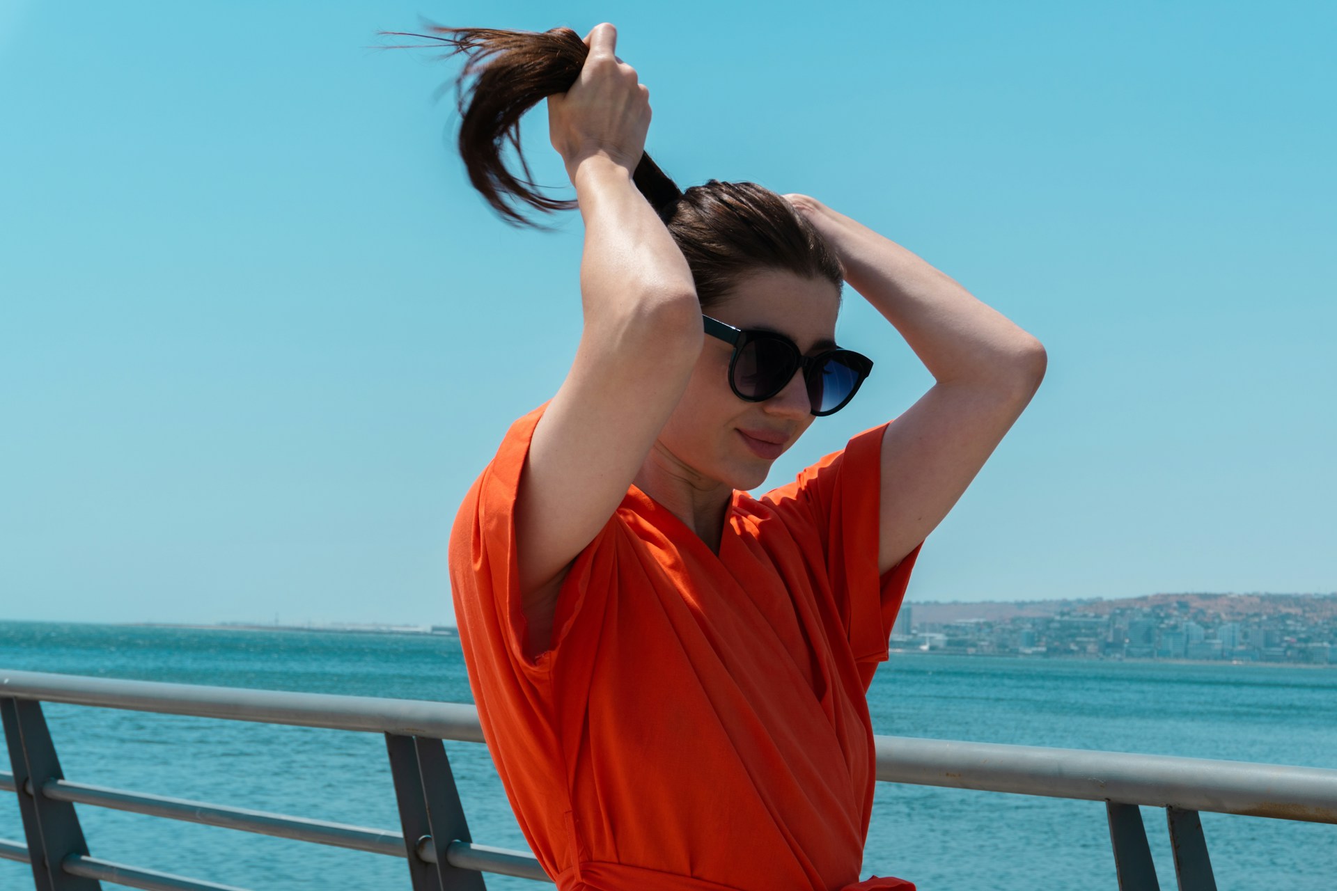 Kolory sezonu – jak łączyć odcienie pastelowe i&nbsp;neonowe w&nbsp;wakacyjnych stylizacjach