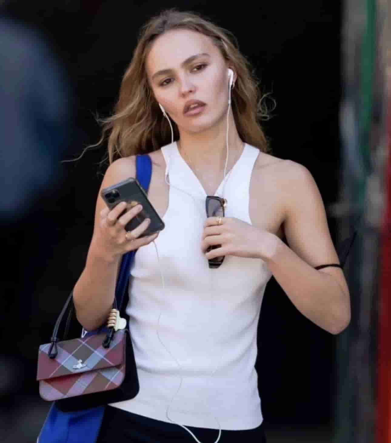 Słuchawki przewodowe wracają do&nbsp;mody – trend modowy 2026 inspirowany latami 90