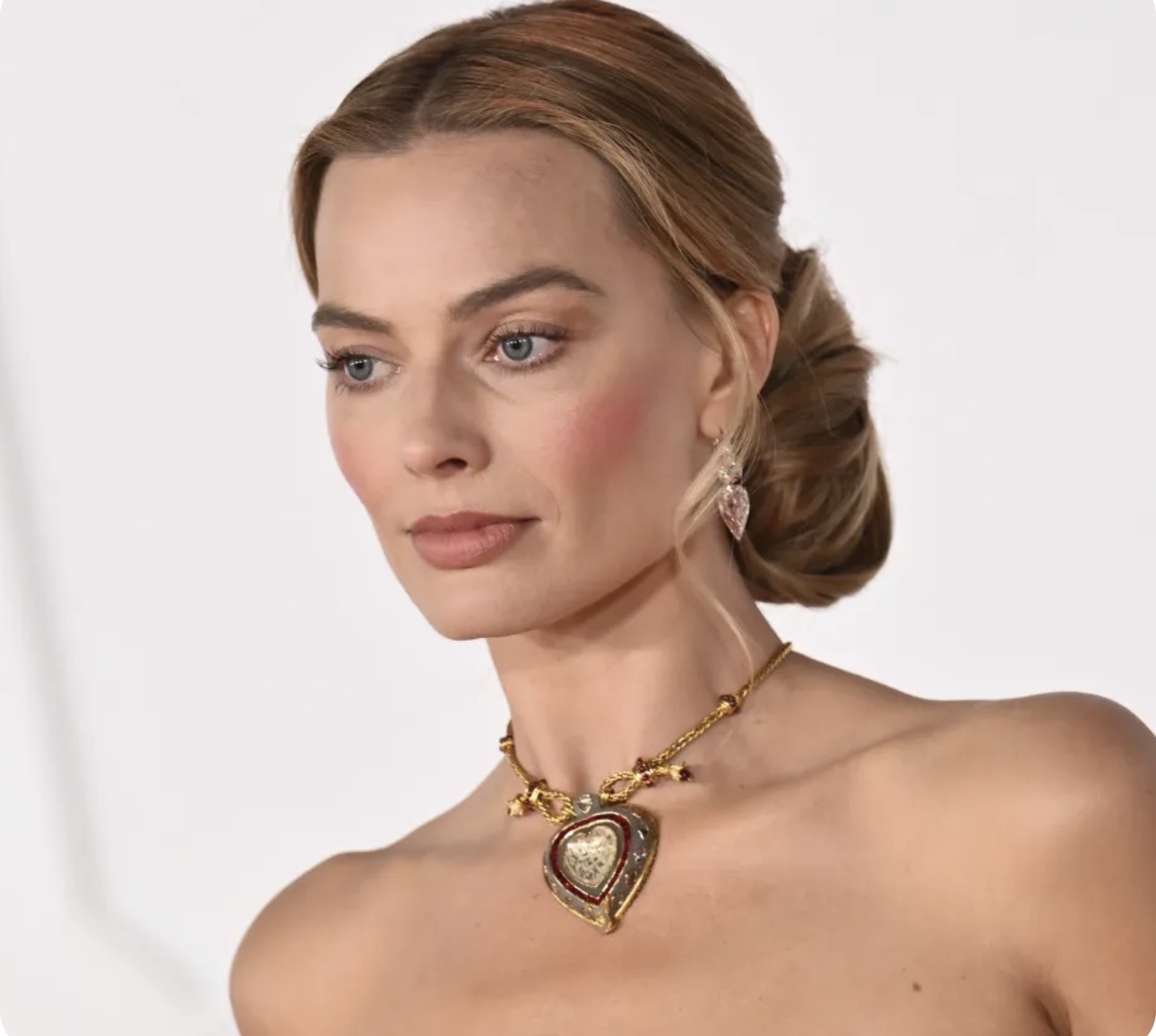 Ten klejnot wywołał burzę. Margot Robbie w&nbsp;naszyjniku Taj Mahal na&nbsp;premierze „Wichrowych Wzgórz”