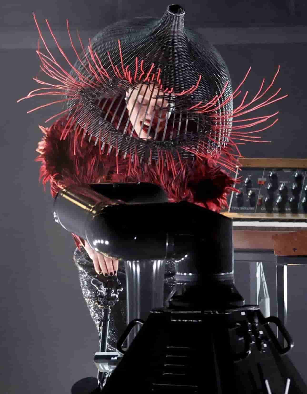 Lady Gaga na&nbsp;Grammy w&nbsp;archiwalnym stroju Alexandra McQueena z&nbsp;2009 roku.