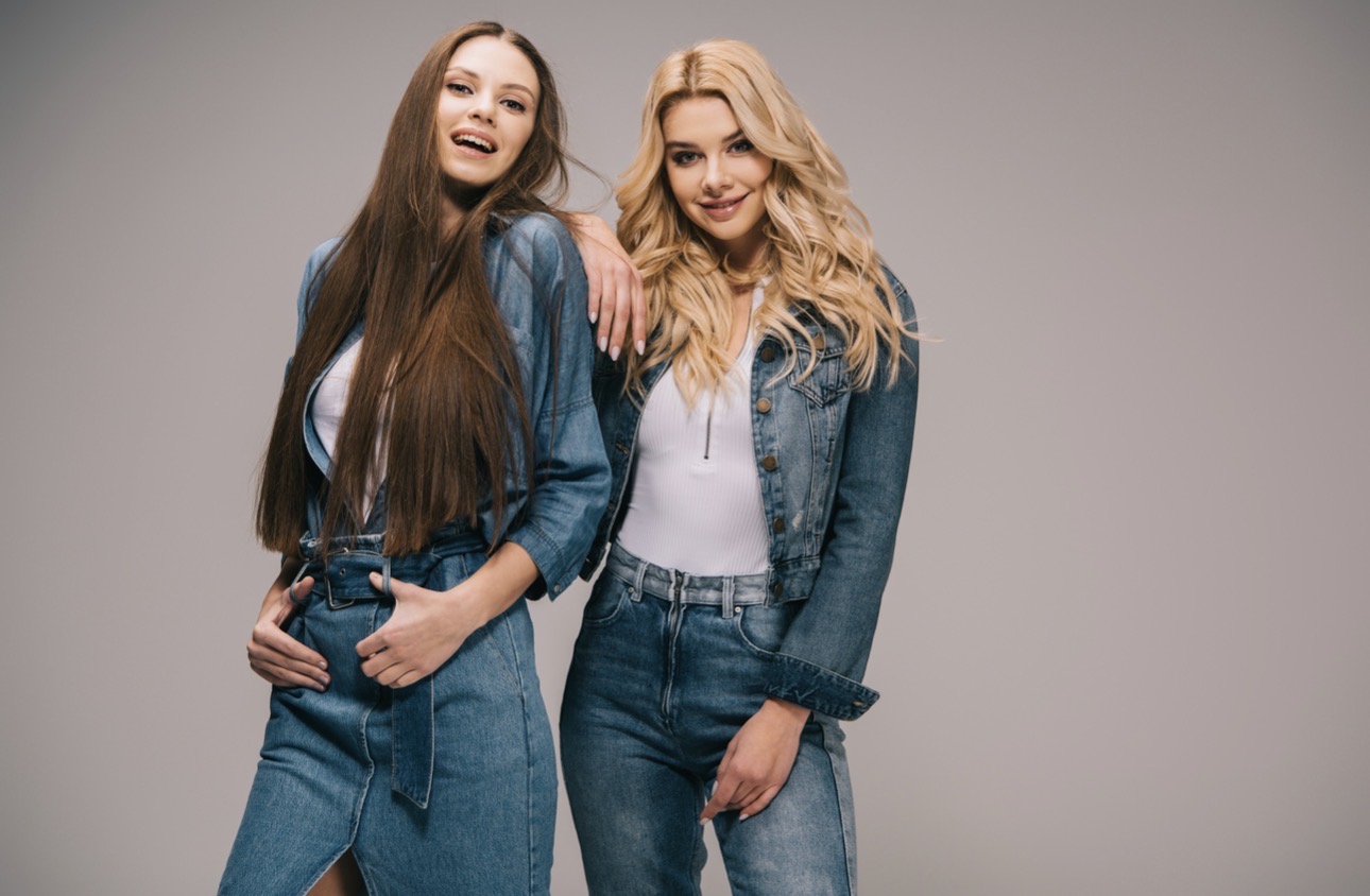 Jak tworzyć damskie stylizacje jeansowe? 