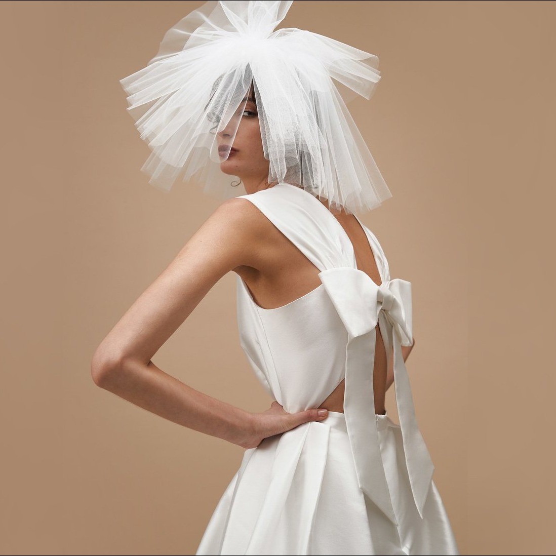 Nonszalanckie, cool i autentyczne: Suknie ślubne od Karen Walker